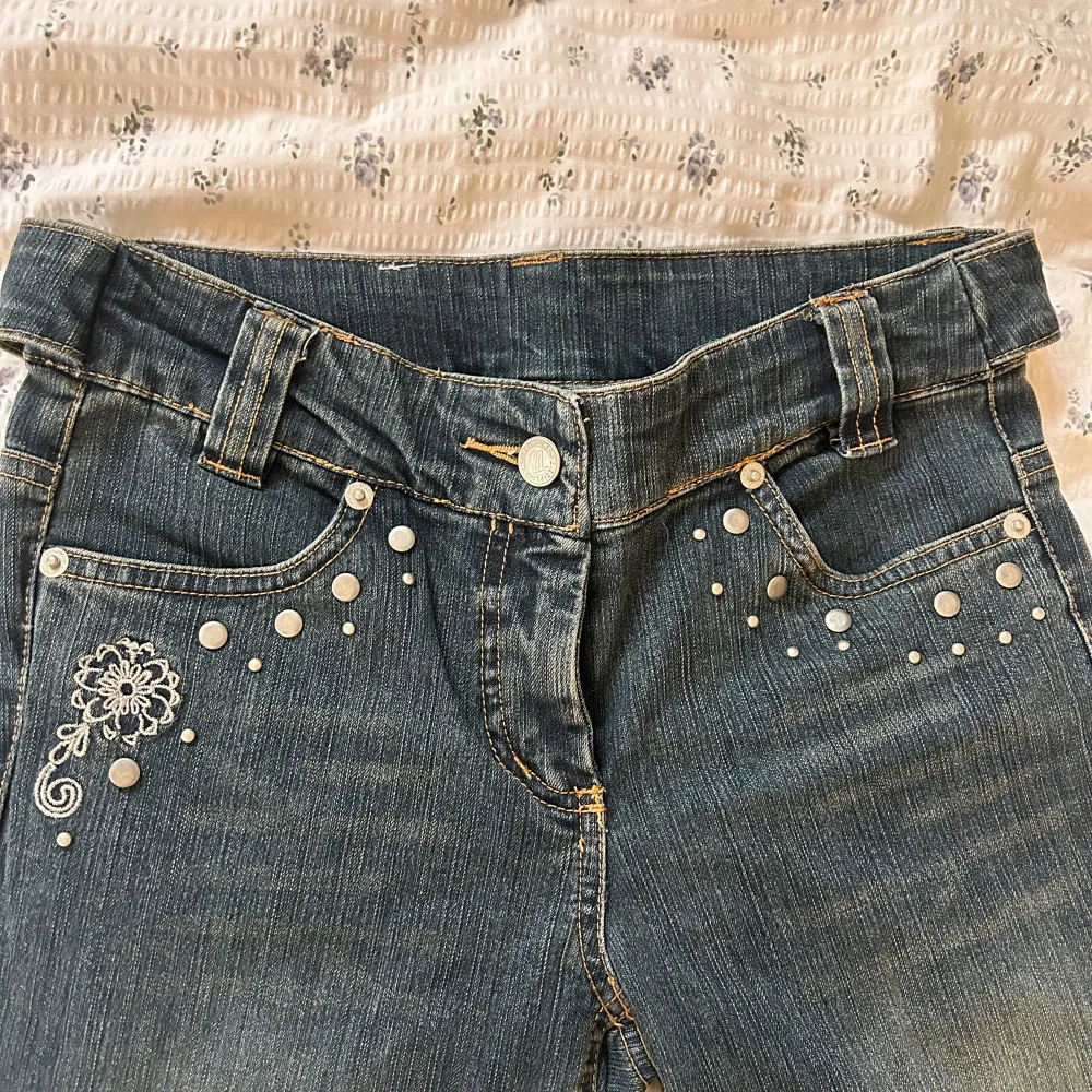 Säljer dessa snygga Low Waist jeans pga kommer inte till användning då dom tyvärr är för små för mig:/. Jeans & Byxor.