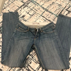 Lågmidjade jeans  - Säljer jätte fina lågmidjade jeansen som inte passar mig längre :/. Dem är lite utsvängda och är jätte snygg.