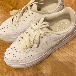 Sneakers Court Vision Alta Ltr DM0113 100 Vit. Använda en gång vid studenten, där dom har fått missfärgning på ena bottendelen men har tvättats noggrant. Dom är smala i storlek.