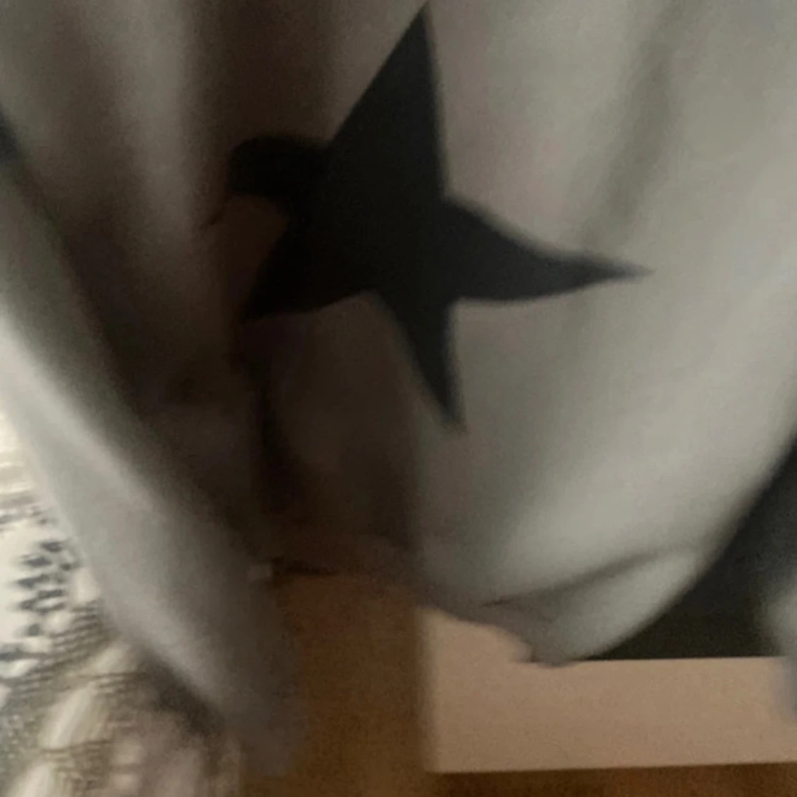 Grå y2k grunge hoodie med svart stjärna på ryggen och liten text  - 90