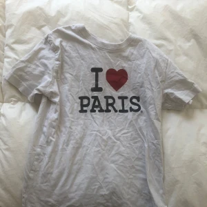 Paris tröja !  - Super fin i ❤️ Paris tröja ! Vet inte vart den är ifrån eftersom jag köpte den i Paris . Fint skick ! Står inte storlek men skulle säga Xs -s 