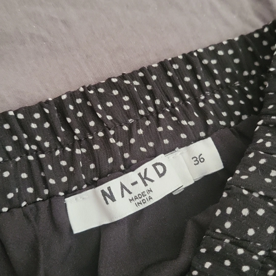 en svart prickig sommar kjol i fint skick. - 90