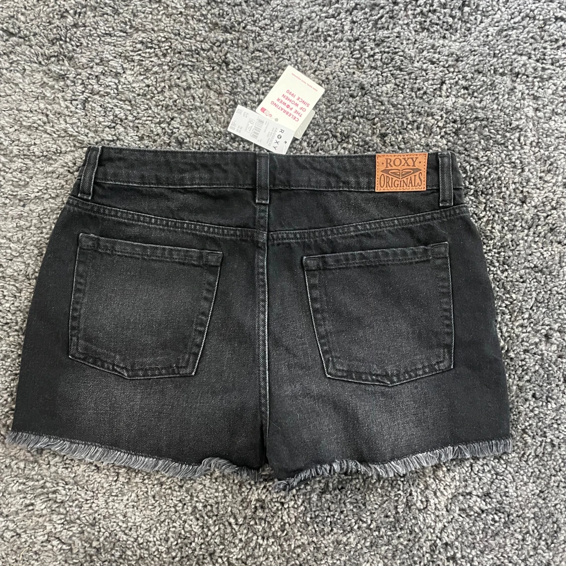 Svarta/gråa lågmidjade jeans shorts - 90