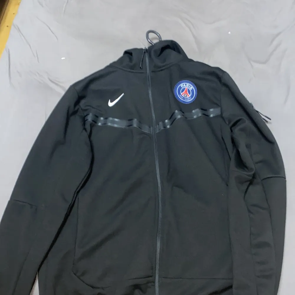 psg x nike tech fleece Stl L men är mer som M-S finns byxorna till den Ochså om det är önskar blir 100 kr extra med byxorna ( PRIS KAN DISKUTERAS). Hoodies.