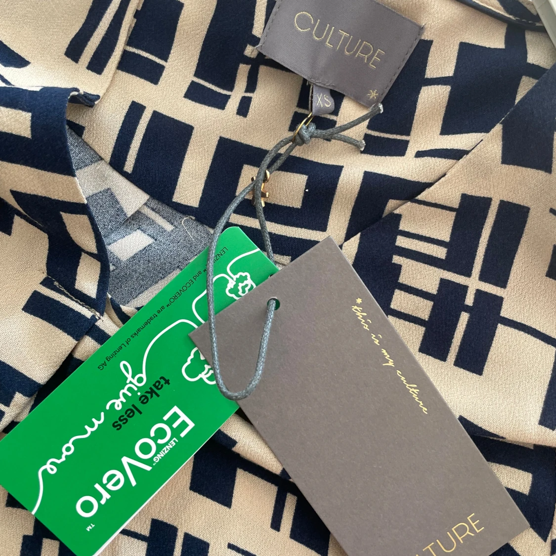 Blus Ny med prislappen kvar  - 93