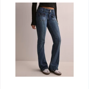 Lågmidjade bootcut jeans - Säljer dessa jeans från Nelly då dom inte kommer till användning! Dom är använda fåtal gånger men är i mycket bra skick, kom privat för fler bilder!
