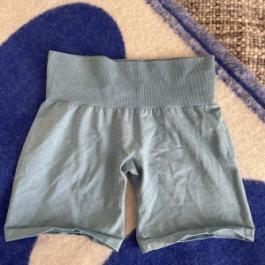 Turkosa NVGTN shorts  - Använda fåtal gånger då de är lite för små för mig. Säljer billigare då de har en liten reva/söm som spruckit, har dock kunnat använda de ändå och ser mer ut som en söm i rumpan.