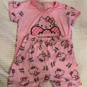 Hello Kitty pyjamas - Tvådelad pyjamas med Hello Kitty på. 100% bomull, strl XS-S. Använd några gånger.