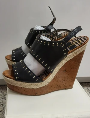 Nya Kilklack med ovansida av skinn - Nya Kilklack med ovansida av skinn. Märket Jessica Simpson i storlek 39. Höjden på klacken är 15 cm och 4,5 är höjden under foten. Endast testade hemma.