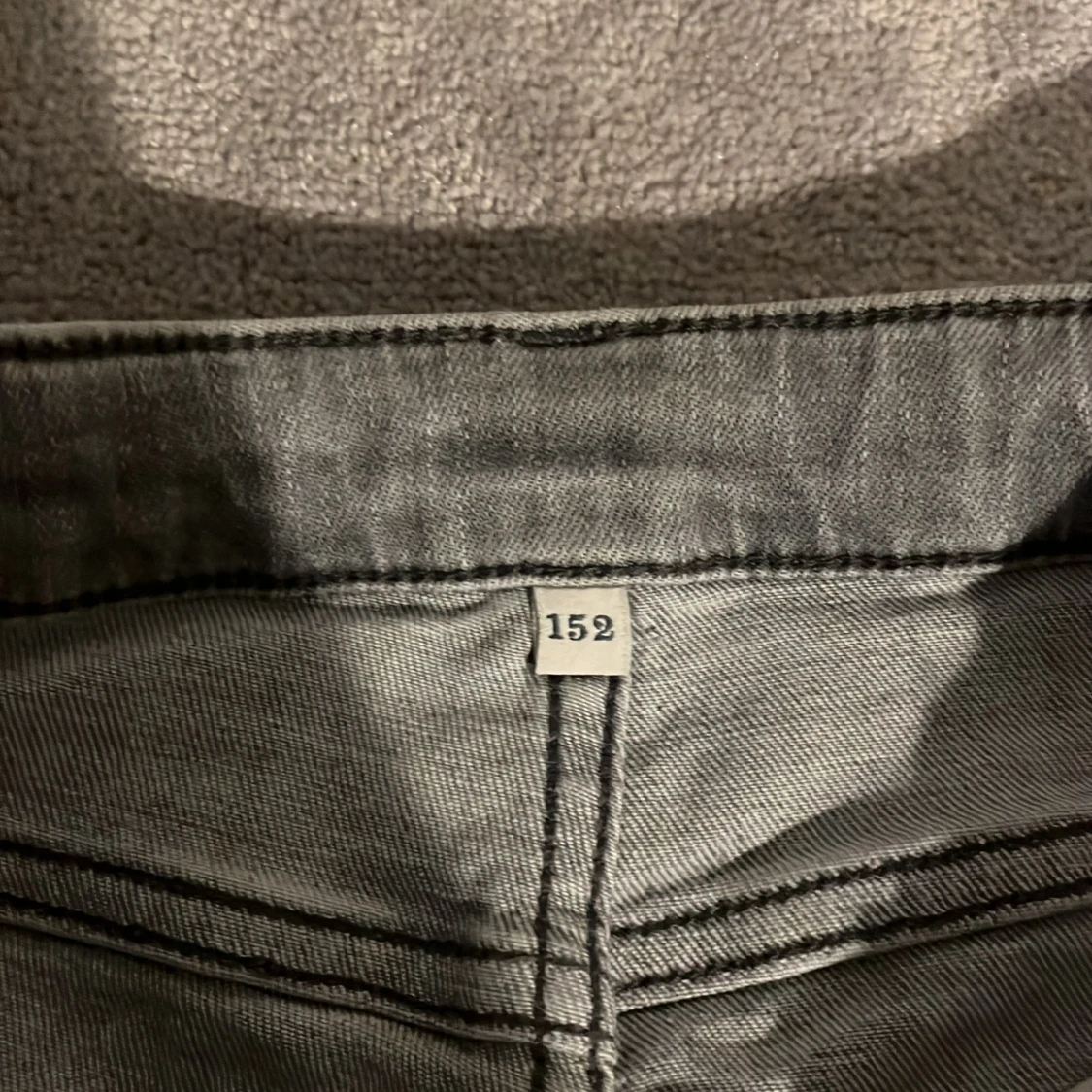 Gråa boot cut jeans - 90