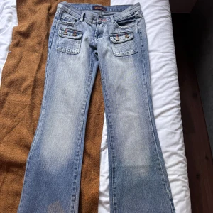 Snygga jeans  - Säljer dessa så snygga jeans! Innerbenslängd: 80 midjemått: 39 
