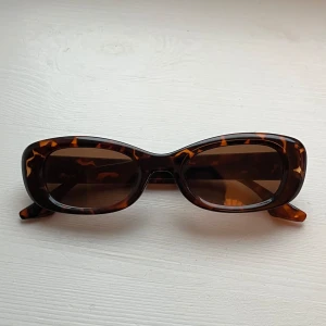 Bruna solglasögon  - Coola solglasögon - aldrig använda! 