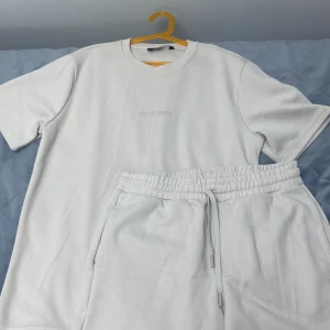 T shirt shorts set - T-shirt och shorts set beige Oanvänd, perfekt skick storlek M Perfekt för sommaren, luftigt material