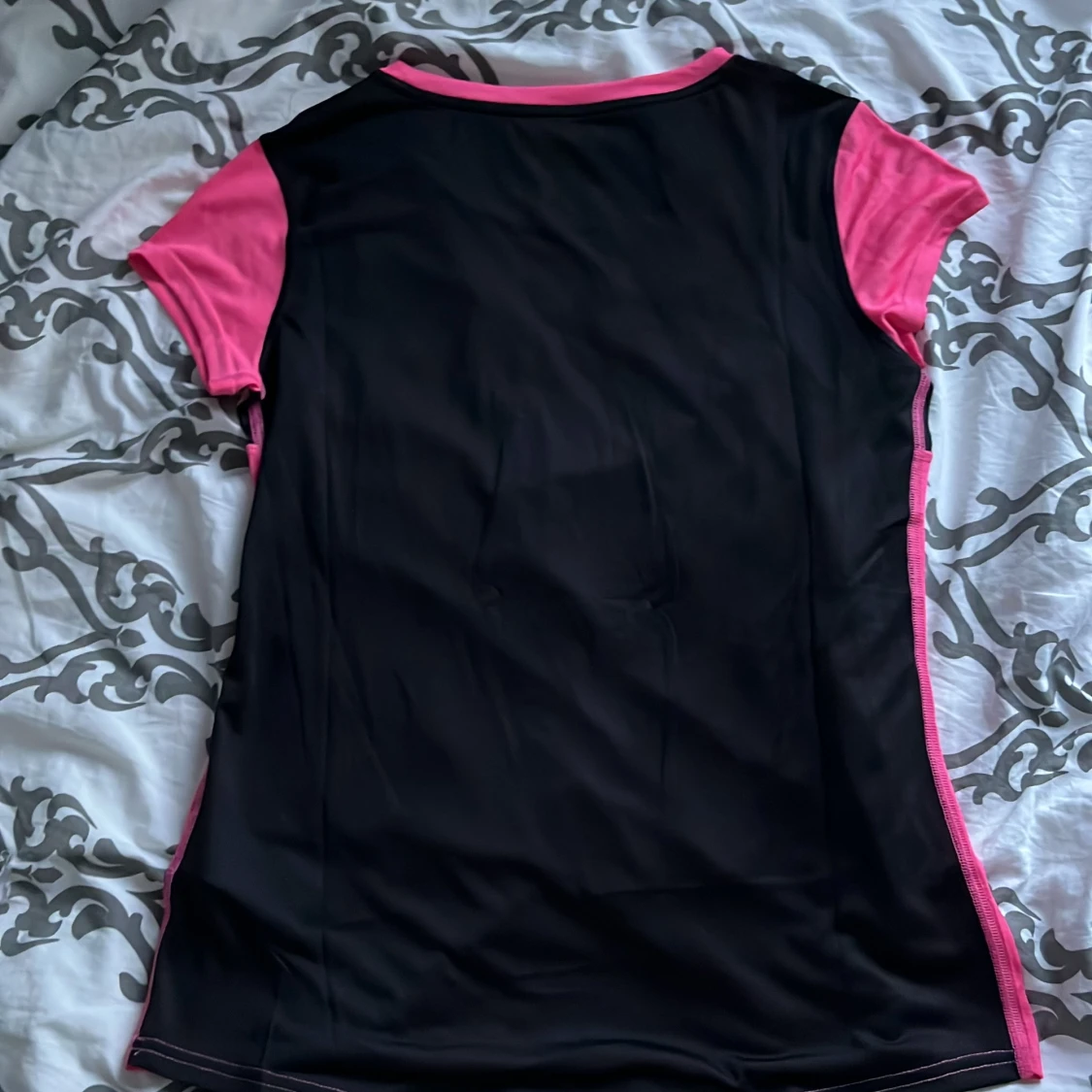 Rosa och svart t-shirt från Puma - 90