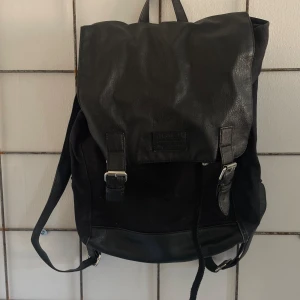 Svart ryggsäck - Rymlig snygg ryggsäck, svart tyg och läder
