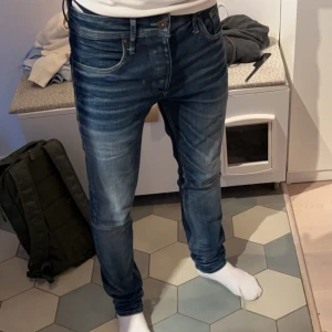 JACK&JONES ✨ - Säljer nu ett par riktigt snygga jeans från JACK&JONES i färgen mörkblå👌🏻  Nypriset är 700