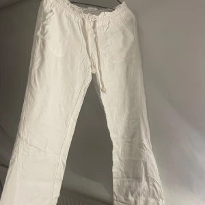 Roxy linnebyxor -  Säljer mina linnebyxor från Roxy som är typ nya endast använda typ tre gånger och som är slutsålda  därav priset vid snabb affär kan priset diskuteras 
