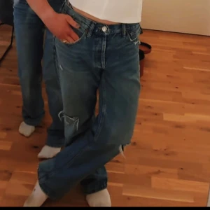 Zara jeans - Jeans från Zara med slitningar. Låga i midjan👌🏼 Endast använda 2 gånger så i fantastisk skick. Storlek 38 men sitter fint på mig som normalt är 36🫶