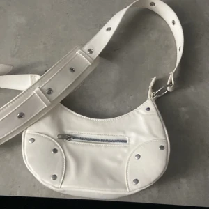 Vit väska  - Snygg vit väska. Med silver detaljer. Pris kan som vanligt diskuteras.🩷