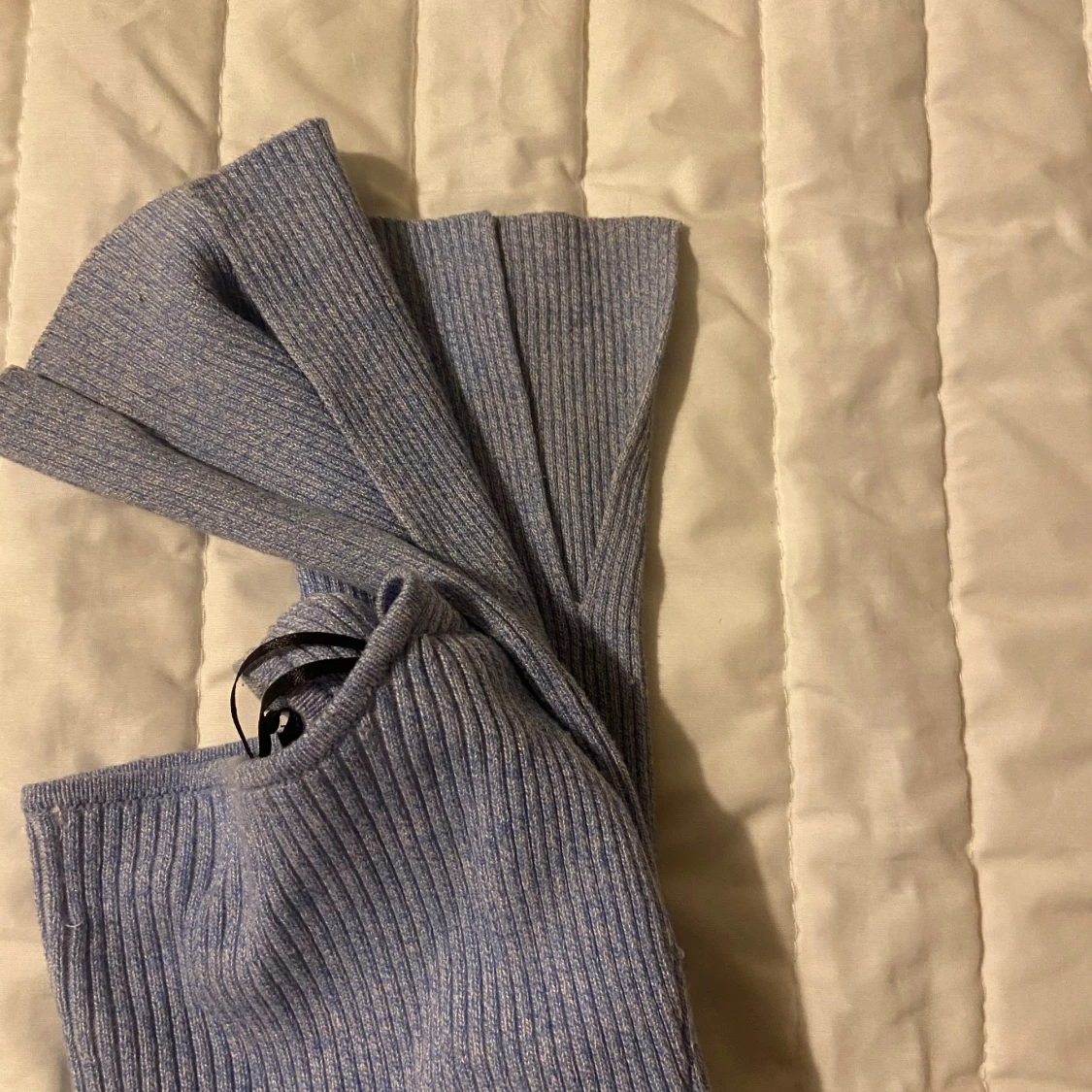 Blå tröja v ringad tröja med slits - 91