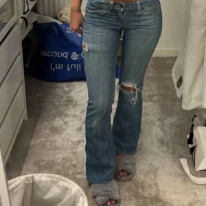 Lågmidjade snygga jeans - Lånade bilder eftersom de inte passade när jag köpte de här på plick.  Midjemått 72 cm, innerbenslängd 82 cm Jag är öppen för prisförslag🤗