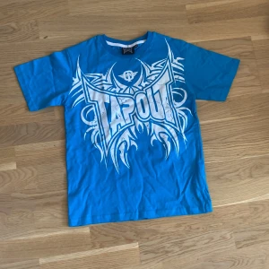 Tapout t-shirt - Tapout t-shirt, aldrig använd, nypris 200kr(?). Storlek är oversized. Kontakta för mer information eller mått!