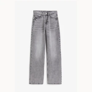 Gråa Jeans - Säljer mina jättefina gråa jeans från H&M då de är för stora! Använd men inga slitage🩵 Nypris 300kr säljes för 175kr🩵