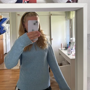Vero Moda tröja - Jättesöt stickad Vero Moda tröja. Använd fåtal gånger så bra skick💙