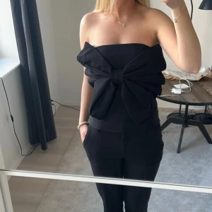 Festtopp - Skitsnygg och cool festtopp med rosett, endast använd 1 gång 