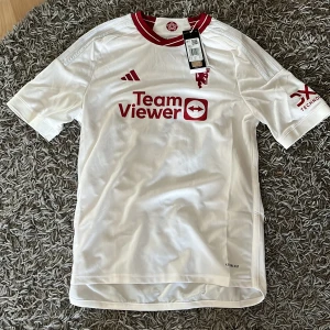 Manchester United bortatröja 23/24 | Højlund 11 på ryggen - 15-16 ålder   Original pris: 1149kr  längd 176 Helt oanvänd Skick som ny