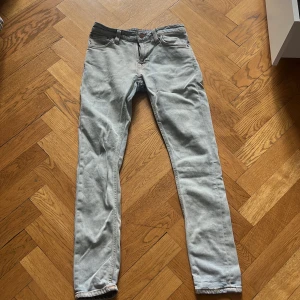 Ljusblå Nudie Jeans. Stkl:27 i midjan och 30 i längden.  - Använda