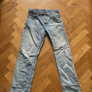 Ljusblå Nudie Jeans. Stkl 29 i midjan och 30 i längden. Lite lösare passform. - Använda