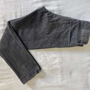 Jack and Jones Chris  - Fräscha svarta jeans som är väldigt sköna och passar till allt! Skick 9,5/10. Pris 249 kr men pris kan diskuteras vid snabb och enkel affär.
