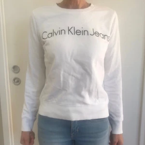 Vit sweatshirt Calvin Klein äkta Stl S Ny - Vit sweatshirt Calvin Klein, självklart äkta. Bomull. stl s nyskick Nypris 999kr.