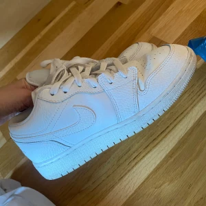 Air Jordan 1 Low - Säljer mina jordans. Använda fåtal gånger. Fortfarande vita utan smuts. Strl 38. Nypris runt 1000kr