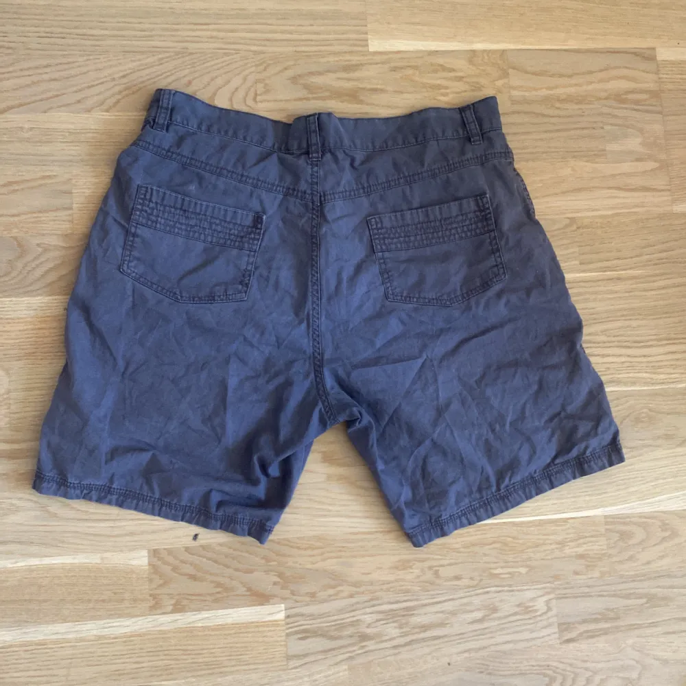 Cargo jorts använd 3-4 gånger, dem ser korta ut men går ner till dina knän. Original pris är runt 400kr. Kontakta för mer information! . Shorts.