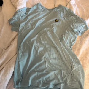 T-shirt Lyle &scott - Säljer denna blå T-shirt från lyle & scott då den inte används längre. Uppskattad storlek är xs/s. Skriv om fler bilder, priset kan diskuteras!