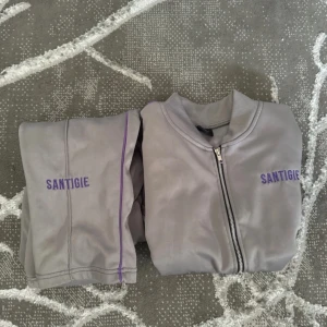 Tracksuit  - En riktigt snygg tracksuit som man kan ha på utekvällar och hemmys passar för allt och är bekväm den är i storlek M och nypris på den ligger på 600kr men säljer den för 200 pågrund av att den är gammal.