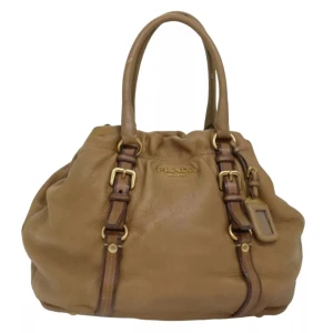 Prada väska - Ursprung: Italien  Material: läder Färg: brun   Tillbehör: namnskylt  Några tecken på användning. Se bilder för detaljer! B 31cm x B 27cm x D 14cm