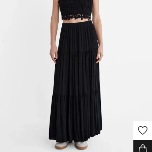 Svart långkjol från stradivarius - Fin svart långkjol från stradivarius, i väldigt bra skick använd fåtal gånger, för fler bilder skriv 