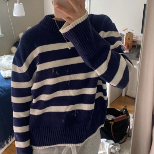Stickad tröja - Perfekt till skolan, köpte i London på Subdued, nypris ca 700kr❤️