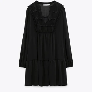 Svart kortkjol från zara  - Superfin kortklänning från zara, är i bra skick, för fler bilder skriv