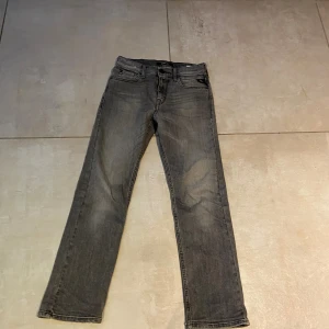 REPLAY - Säljer ett par gråa REPLAY jeans i storlek 146. Har ett hål i höger ficka.Säljer pga för små|ny pris 700|