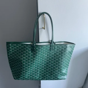 Grön goyard väska  - Grön goyard väska aldrig använd, köpt utomlands så antagligen inte riktig. 