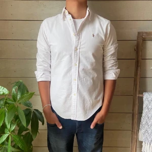 Ralph Lauren skjorta  - Säljer en fin ralph lauren skjorta!! Med ett bra skick😁👍 passar för 168-172 original pris 1599 kr säljer för 449  kr skriv om du har några frågor💯