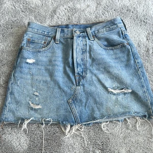 Levis kjol  - Såååå fin Levis kjol som tyvärr är för liten för mig😢 superfint skick då den inte kommit till tillräckligt användning. Passar XS-S skulle jag säga 
