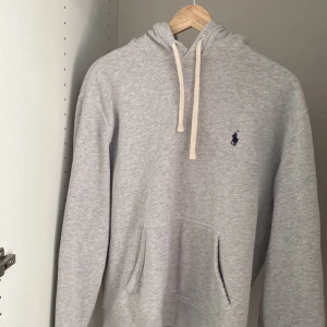 Polo Ralph lauren tröja  - Sälje min polo tröja pga den kom inte till användning. 