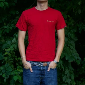 Röd Emerica Tröja - Riktigt skön Emerica tröja  Modellen är 180cm