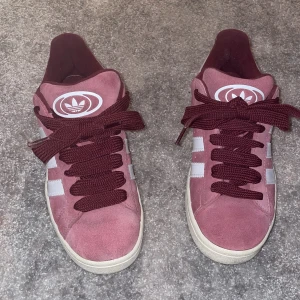 Adidas campus 00 - Rosa Adidas campus 00, jätte bra skick som nya nästan aldrig använda, säljer för att de är för små💗💗köpte för 1300 och säljer för 700 💕 