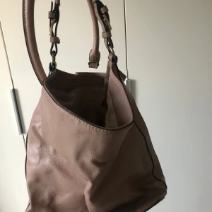 Ljusrosa/ beige läderväska - Bra skick guld detaljer + en större bygel